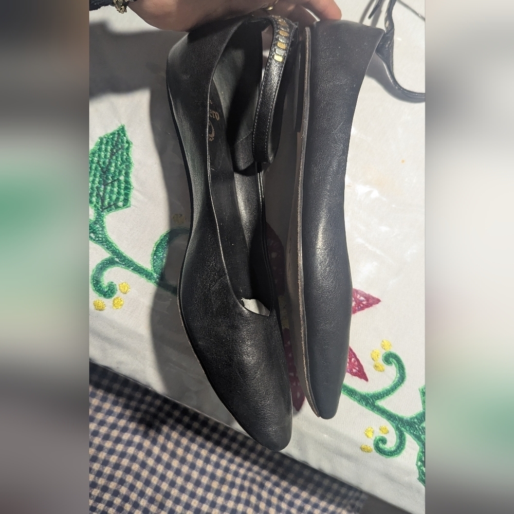 Calle en Cordero Women's Black Leather Flats - Picture 2 of 5